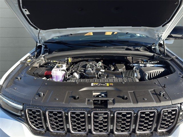 Jeep Grand Cherokee Vehicle Full-screen Gallery Image 20