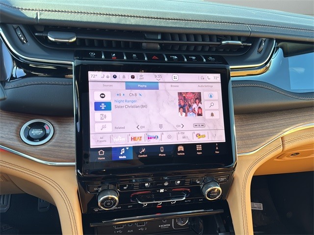 Jeep Grand Cherokee Vehicle Full-screen Gallery Image 22