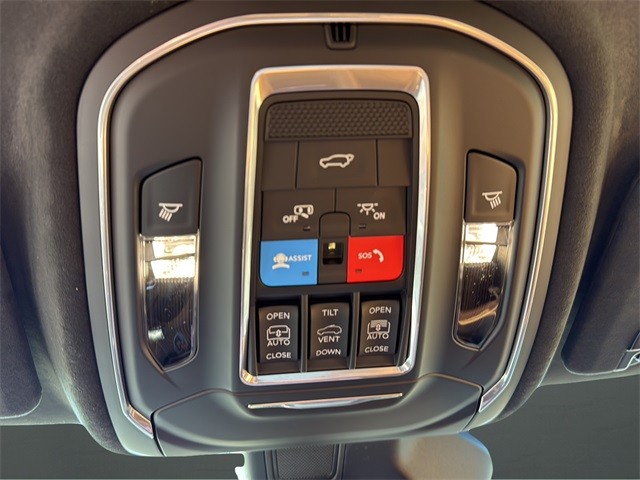 Jeep Grand Cherokee Vehicle Full-screen Gallery Image 23