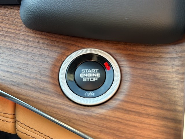 Jeep Grand Cherokee Vehicle Full-screen Gallery Image 24