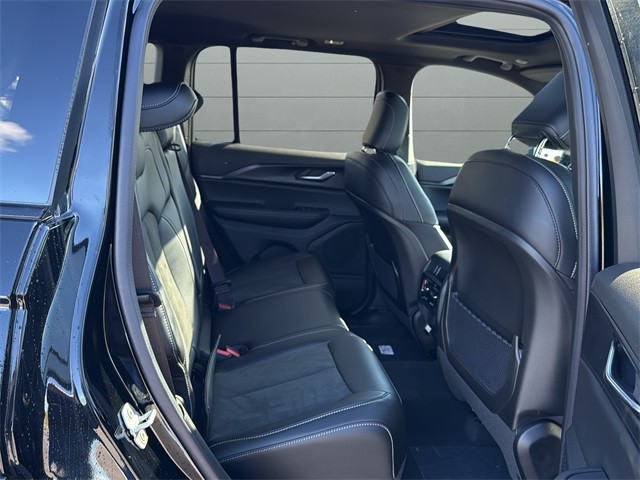 Jeep Grand Cherokee Vehicle Full-screen Gallery Image 14