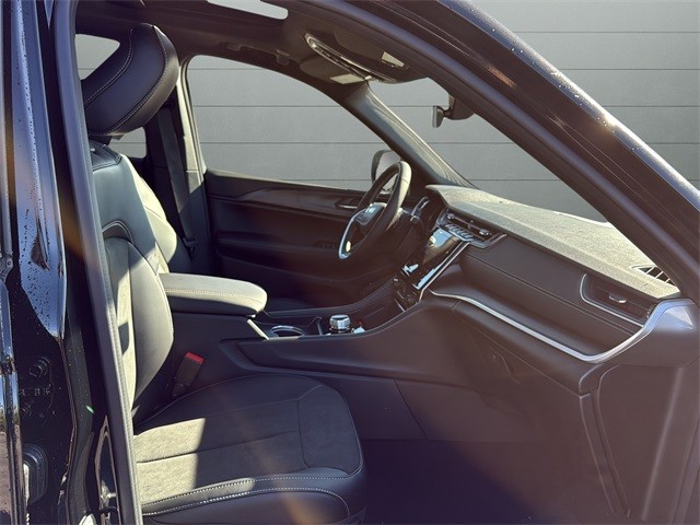 Jeep Grand Cherokee Vehicle Full-screen Gallery Image 15