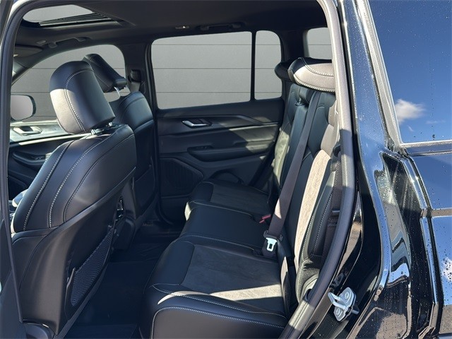 Jeep Grand Cherokee Vehicle Full-screen Gallery Image 17