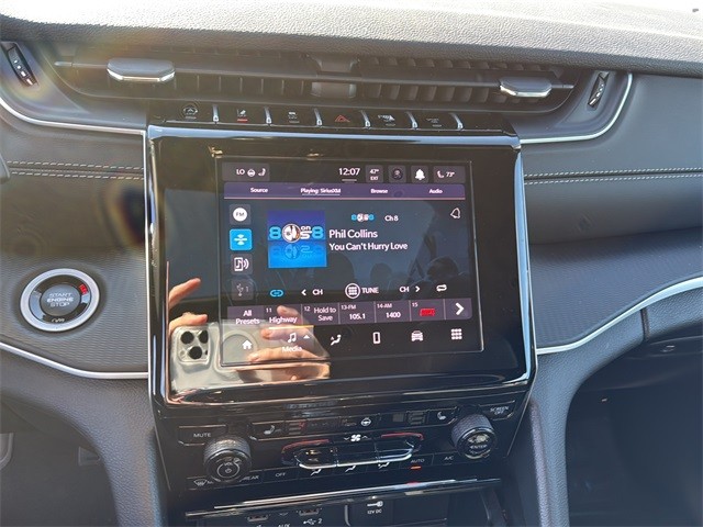 Jeep Grand Cherokee Vehicle Full-screen Gallery Image 22