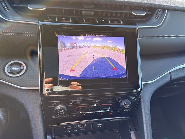 Jeep Grand Cherokee Vehicle Full-screen Gallery Image 23