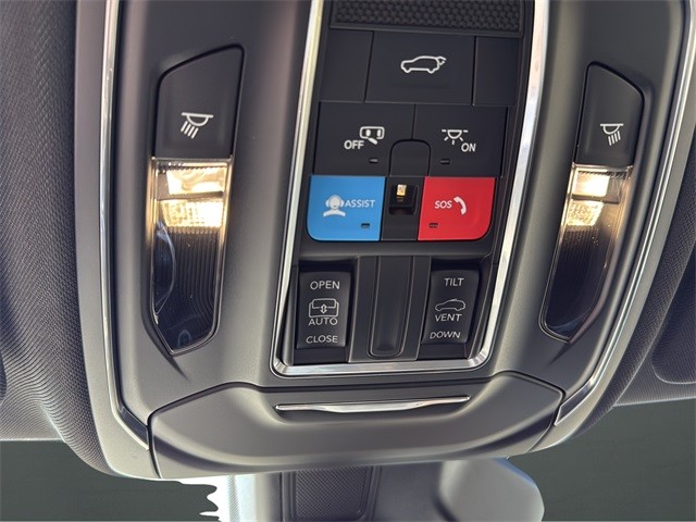 Jeep Grand Cherokee Vehicle Full-screen Gallery Image 24