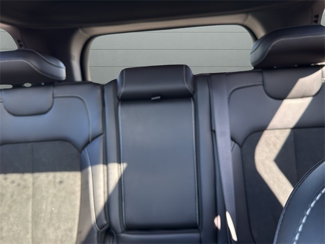 Jeep Grand Cherokee Vehicle Full-screen Gallery Image 28