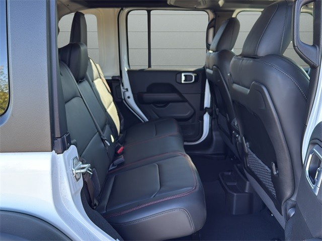 Jeep Wrangler Vehicle Full-screen Gallery Image 14