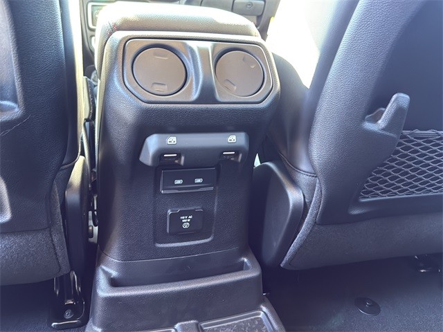 Jeep Wrangler Vehicle Full-screen Gallery Image 17