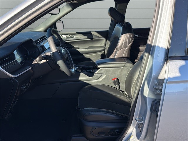 Jeep Grand Cherokee L Vehicle Full-screen Gallery Image 10