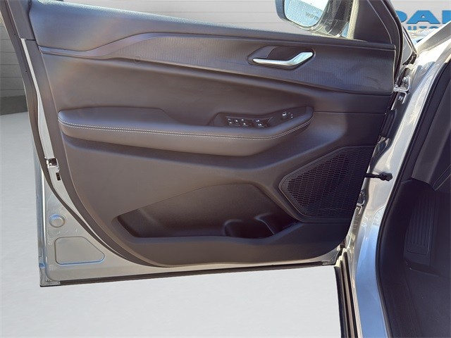 Jeep Grand Cherokee L Vehicle Full-screen Gallery Image 11