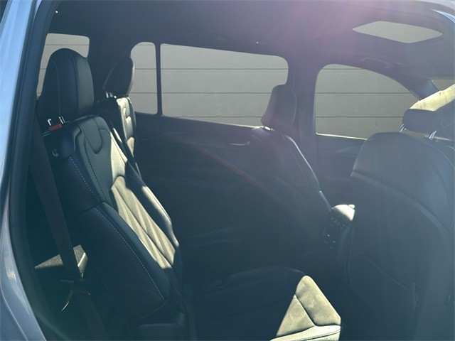 Jeep Grand Cherokee L Vehicle Full-screen Gallery Image 14