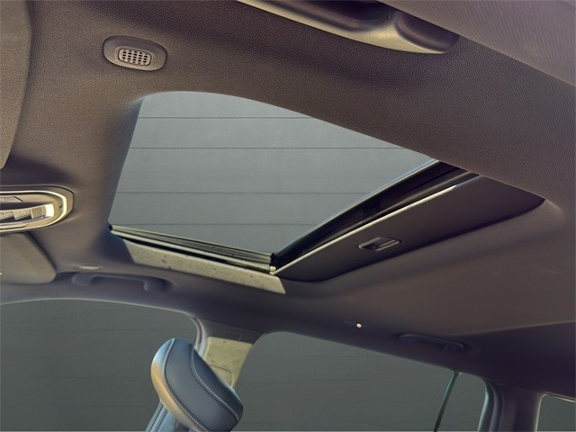 Jeep Grand Cherokee L Vehicle Full-screen Gallery Image 16