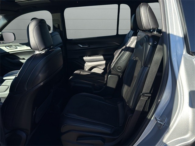 Jeep Grand Cherokee L Vehicle Full-screen Gallery Image 17