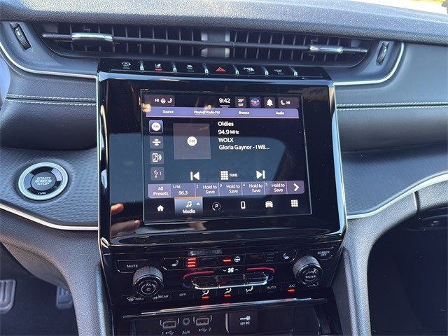 Jeep Grand Cherokee L Vehicle Full-screen Gallery Image 22