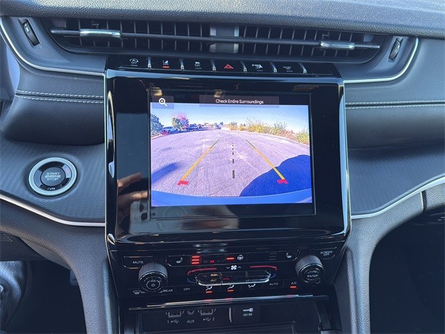 Jeep Grand Cherokee L Vehicle Full-screen Gallery Image 23