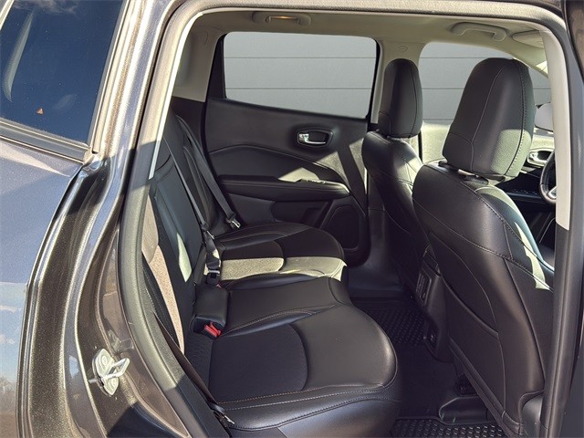 Jeep Compass Vehicle Full-screen Gallery Image 14