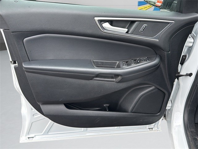 Ford Edge Vehicle Full-screen Gallery Image 11