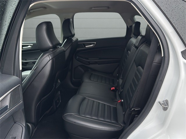 Ford Edge Vehicle Full-screen Gallery Image 16