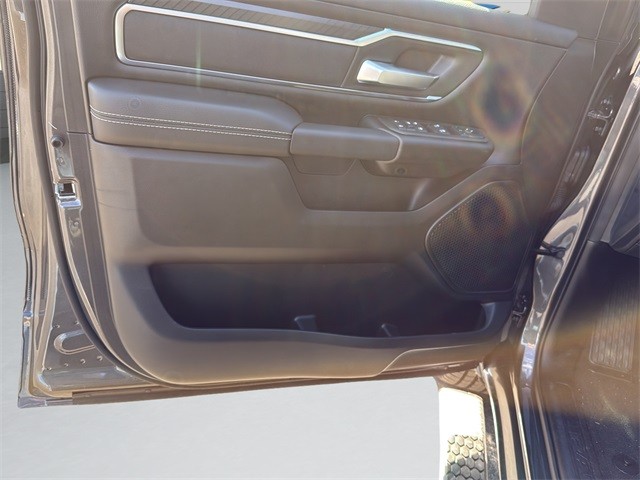 Ram 1500 Vehicle Full-screen Gallery Image 11