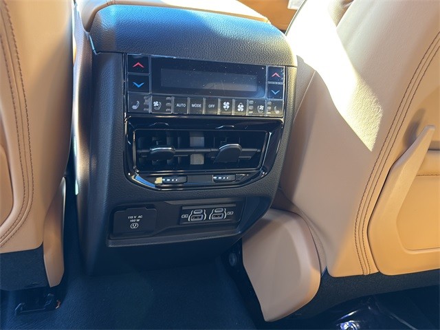 Jeep Grand Cherokee Vehicle Full-screen Gallery Image 18