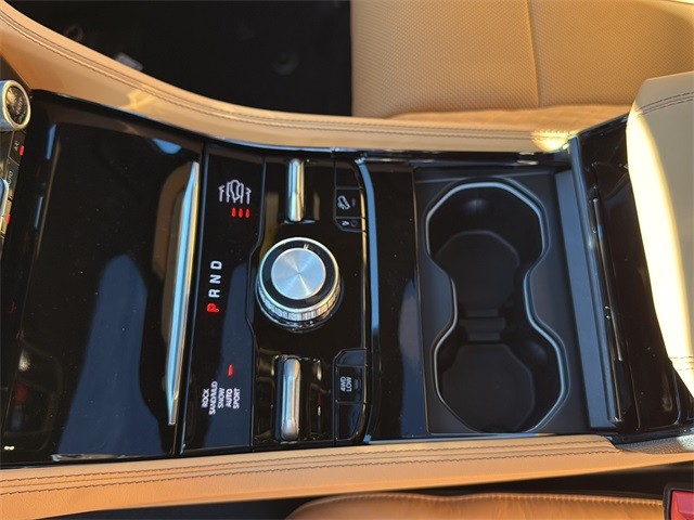 Jeep Grand Cherokee Vehicle Full-screen Gallery Image 21