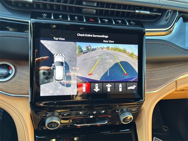 Jeep Grand Cherokee Vehicle Full-screen Gallery Image 23