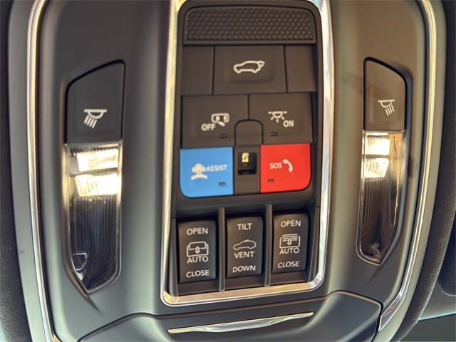 Jeep Grand Cherokee Vehicle Full-screen Gallery Image 24