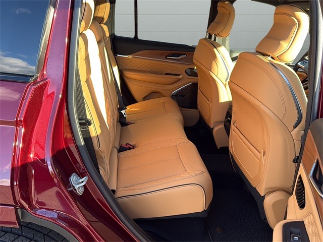 Jeep Grand Cherokee Vehicle Full-screen Gallery Image 14