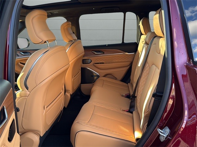 Jeep Grand Cherokee Vehicle Full-screen Gallery Image 17