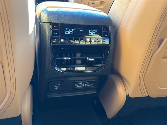 Jeep Grand Cherokee Vehicle Full-screen Gallery Image 18