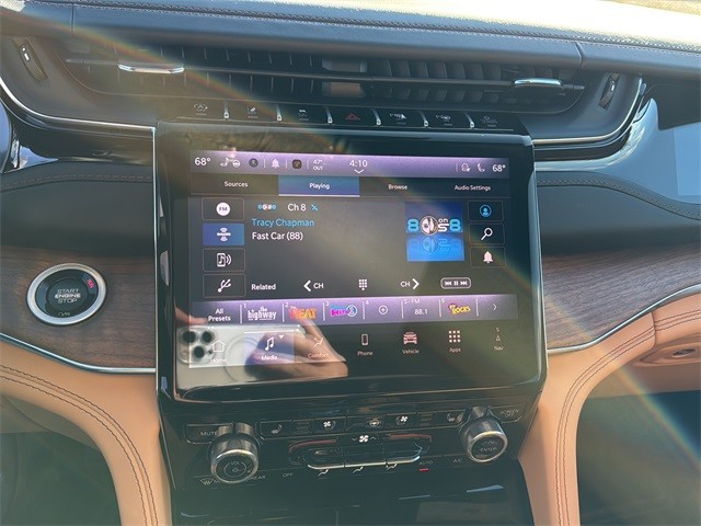 Jeep Grand Cherokee Vehicle Full-screen Gallery Image 22