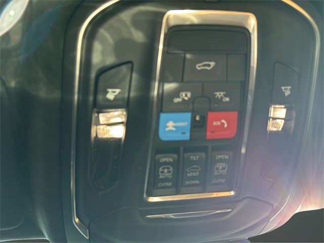 Jeep Grand Cherokee Vehicle Full-screen Gallery Image 24