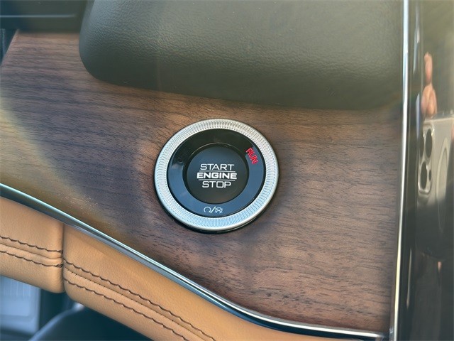 Jeep Grand Cherokee Vehicle Full-screen Gallery Image 25