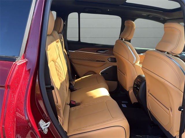 Jeep Grand Cherokee Vehicle Full-screen Gallery Image 14