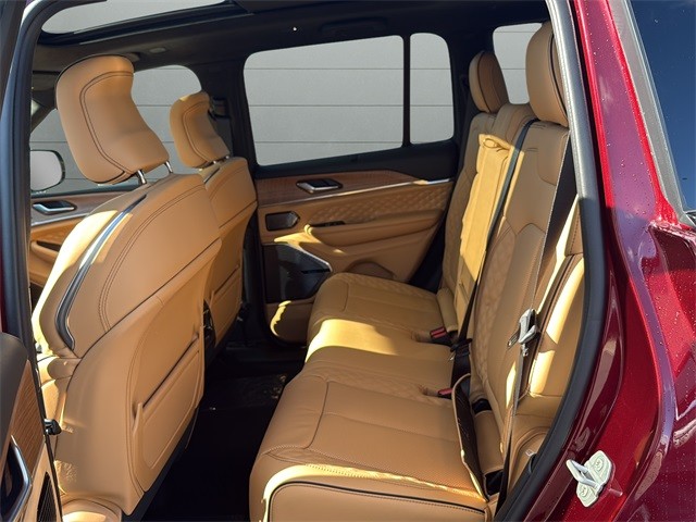 Jeep Grand Cherokee Vehicle Full-screen Gallery Image 17