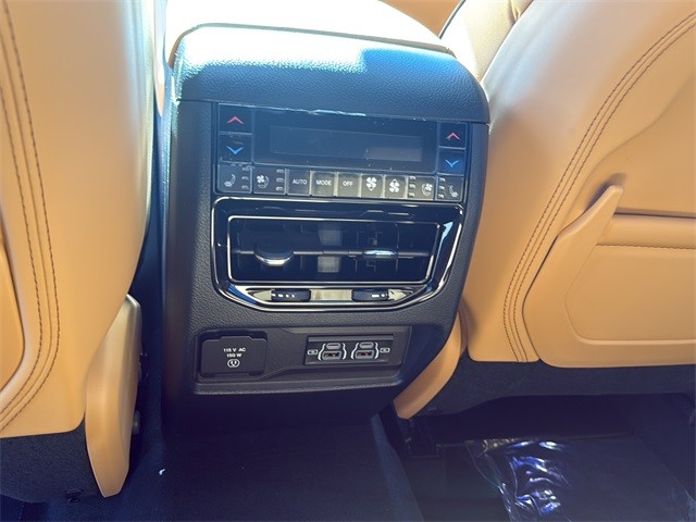 Jeep Grand Cherokee Vehicle Full-screen Gallery Image 18