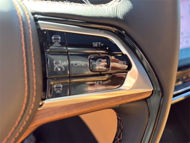 Jeep Grand Cherokee Vehicle Full-screen Gallery Image 19