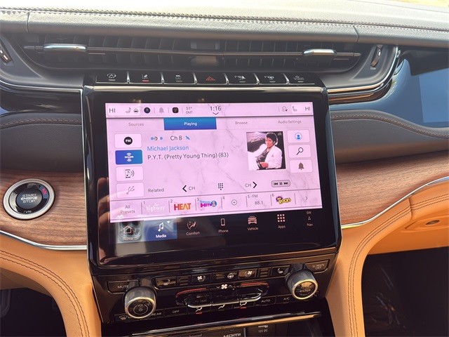 Jeep Grand Cherokee Vehicle Full-screen Gallery Image 22