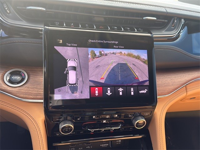 Jeep Grand Cherokee Vehicle Full-screen Gallery Image 23