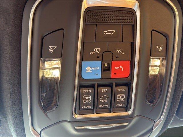 Jeep Grand Cherokee Vehicle Full-screen Gallery Image 24