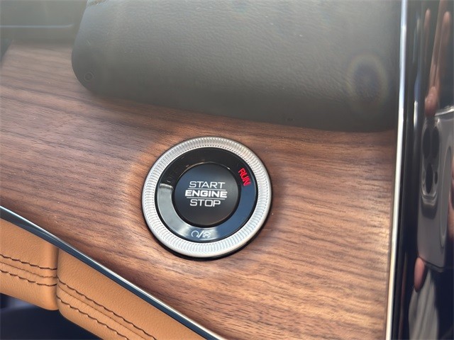 Jeep Grand Cherokee Vehicle Full-screen Gallery Image 25