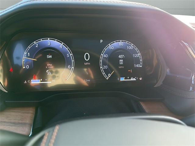 Jeep Grand Cherokee Vehicle Full-screen Gallery Image 13