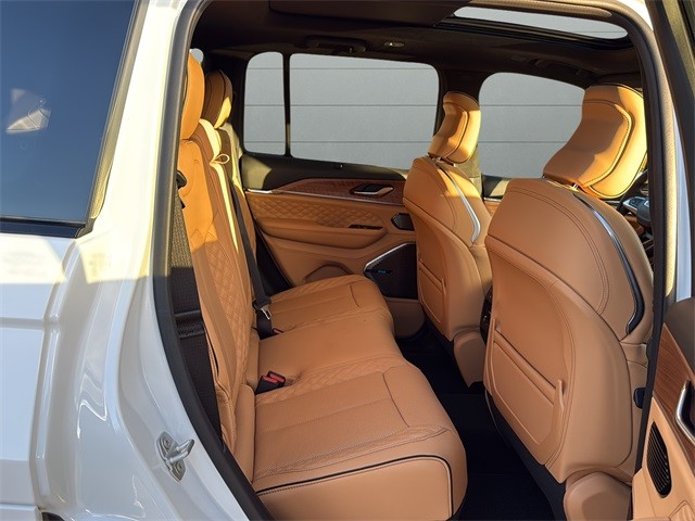 Jeep Grand Cherokee Vehicle Full-screen Gallery Image 14