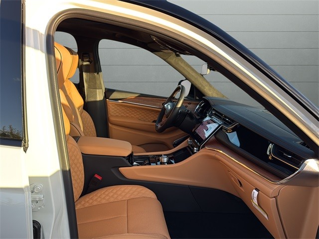 Jeep Grand Cherokee Vehicle Full-screen Gallery Image 15