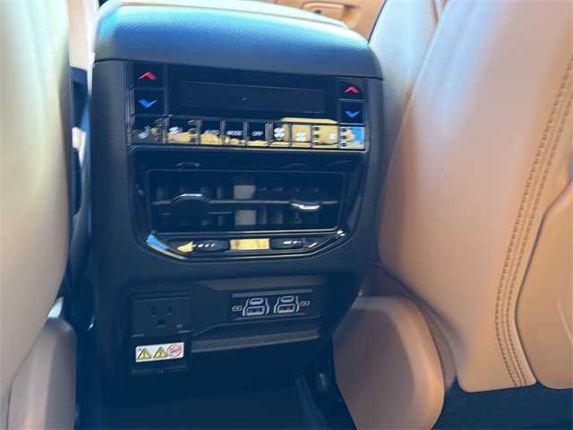 Jeep Grand Cherokee Vehicle Full-screen Gallery Image 18