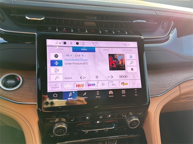 Jeep Grand Cherokee Vehicle Full-screen Gallery Image 22