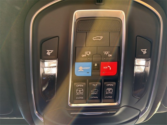 Jeep Grand Cherokee Vehicle Full-screen Gallery Image 24