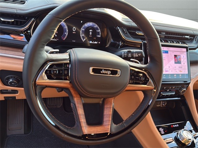 Jeep Grand Cherokee Vehicle Full-screen Gallery Image 27