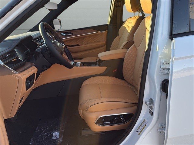 Jeep Grand Cherokee Vehicle Full-screen Gallery Image 10